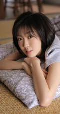 气质很简单，一双线条感就够了，短发线条感女孩室内图片