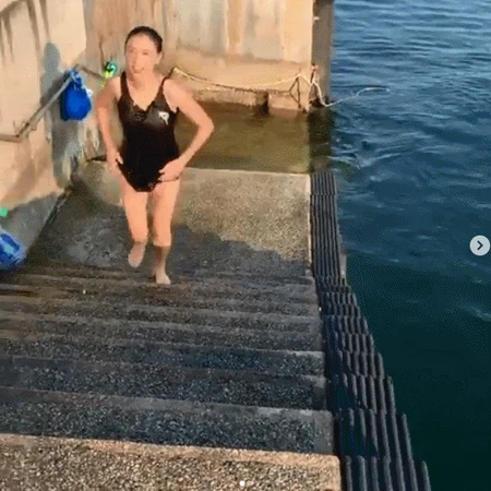 张柏芝黑色泳装清透快速上阶梯动态图片