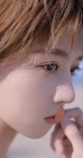 李凯馨短发清爽写真图片，高清镜头下的脸部皮肤完美