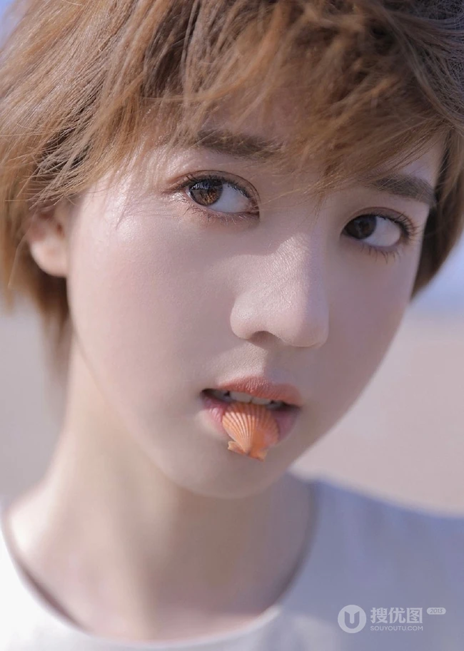 李凯馨短发清爽写真图片，高清镜头下的脸部皮肤完美