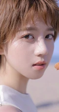 李凯馨短发清爽写真图片，高清镜头下的脸部皮肤完美