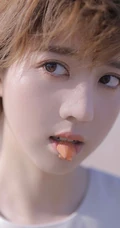 李凯馨短发清爽写真图片，高清镜头下的脸部皮肤完美