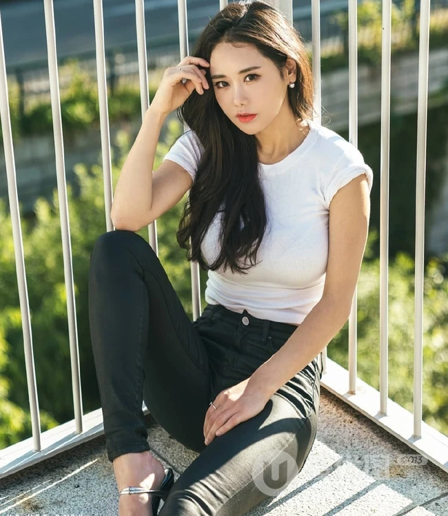 胸大匀称精选韩国女生Candy.Seul紧身牛仔裤街拍写真图片