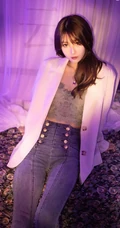 暗房五彩灯光下的女生丸糯糯气质肩带上衣牛仔裤写真美图