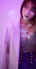 暗房五彩灯光下的女生丸糯糯气质肩带上衣牛仔裤写真美图