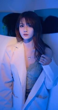 暗房五彩灯光下的女生丸糯糯气质肩带上衣牛仔裤写真美图