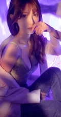 暗房五彩灯光下的女生丸糯糯气质肩带上衣牛仔裤写真美图