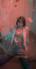 暗房五彩灯光下的女生丸糯糯气质肩带上衣牛仔裤写真美图
