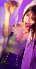 暗房五彩灯光下的女生丸糯糯气质肩带上衣牛仔裤写真美图