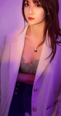 暗房五彩灯光下的女生丸糯糯气质肩带上衣牛仔裤写真美图