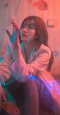暗房五彩灯光下的女生丸糯糯气质肩带上衣牛仔裤写真美图