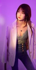 暗房五彩灯光下的女生丸糯糯气质肩带上衣牛仔裤写真美图