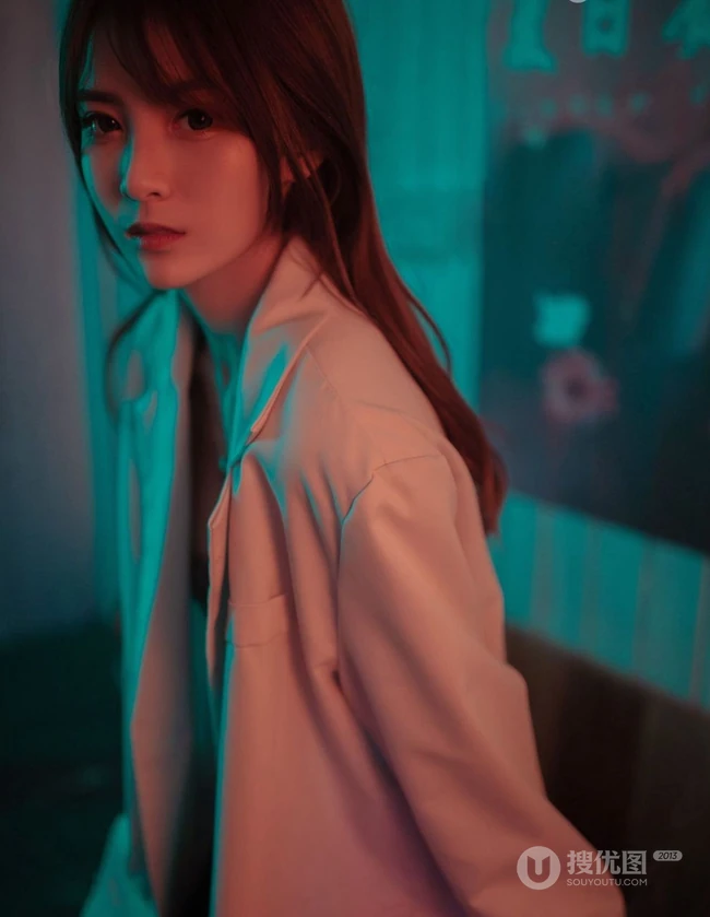暗房五彩灯光下的女生丸糯糯气质肩带上衣牛仔裤写真美图