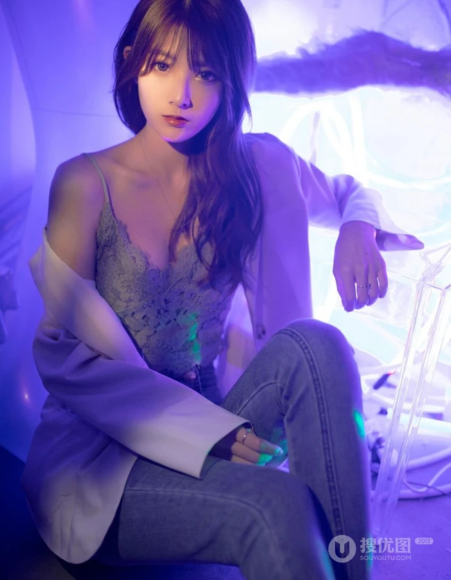 暗房五彩灯光下的女生丸糯糯气质肩带上衣牛仔裤写真美图