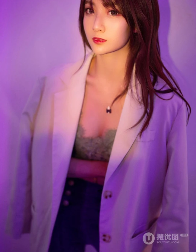 暗房五彩灯光下的女生丸糯糯气质肩带上衣牛仔裤写真美图