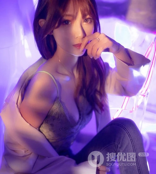 暗房五彩灯光下的女生丸糯糯气质肩带上衣牛仔裤写真美图
