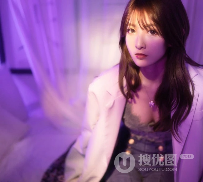 暗房五彩灯光下的女生丸糯糯气质肩带上衣牛仔裤写真美图