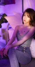 暗房五彩灯光下的女生丸糯糯气质肩带上衣牛仔裤写真美图