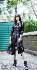 宋祖儿欧美街头酷黑风格连衣裙街拍写真杂志图集