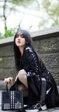 宋祖儿欧美街头酷黑风格连衣裙街拍写真杂志图集