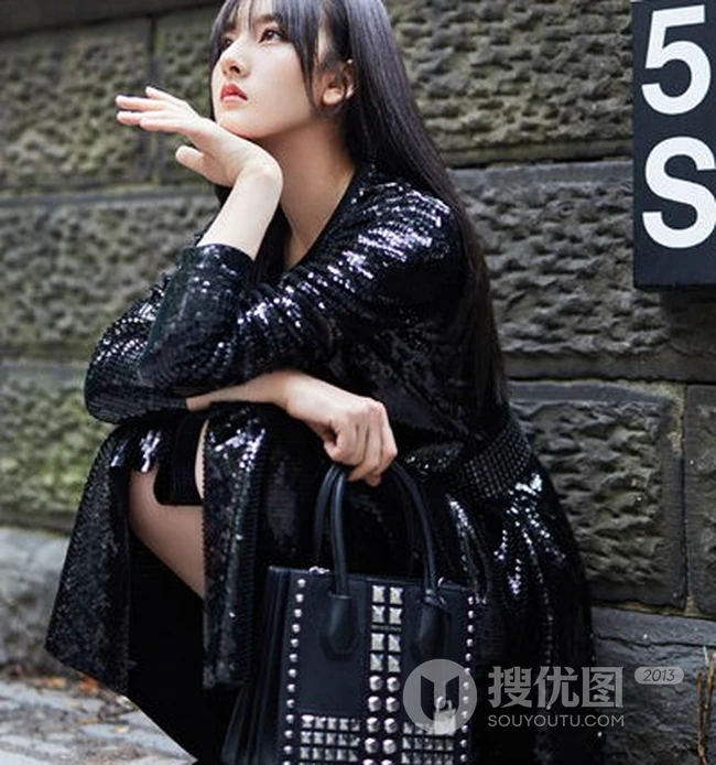 宋祖儿欧美街头酷黑风格连衣裙街拍写真杂志图集