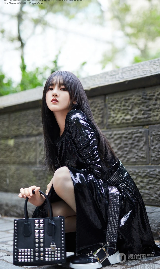 宋祖儿欧美街头酷黑风格连衣裙街拍写真杂志图集