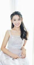 蒋依依肩带白色连衣裙室内写真，笑容甜美姿势优雅