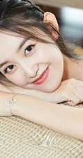 蒋依依肩带白色连衣裙室内写真，笑容甜美姿势优雅