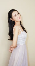 蒋依依肩带白色连衣裙室内写真，笑容甜美姿势优雅