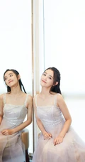 蒋依依肩带白色连衣裙室内写真，笑容甜美姿势优雅