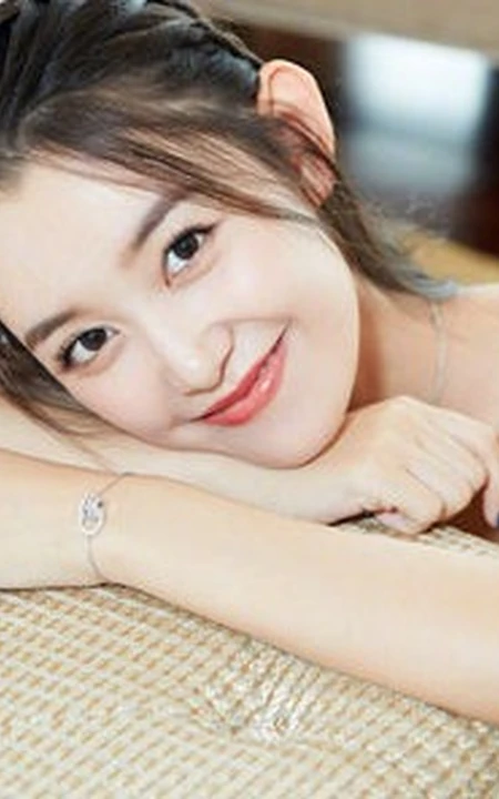 蒋依依肩带白色连衣裙室内写真，笑容甜美姿势优雅