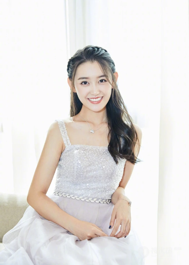 蒋依依肩带白色连衣裙室内写真，笑容甜美姿势优雅