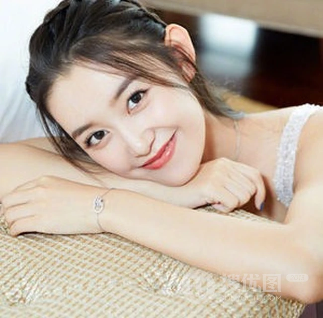 蒋依依肩带白色连衣裙室内写真，笑容甜美姿势优雅