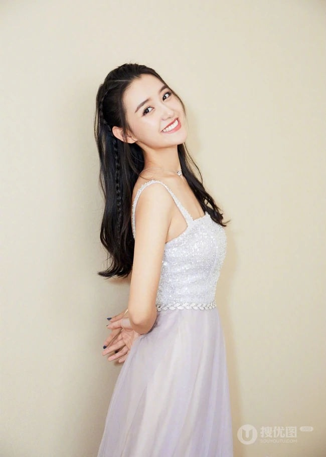 蒋依依肩带白色连衣裙室内写真，笑容甜美姿势优雅