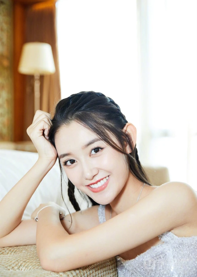蒋依依肩带白色连衣裙室内写真，笑容甜美姿势优雅