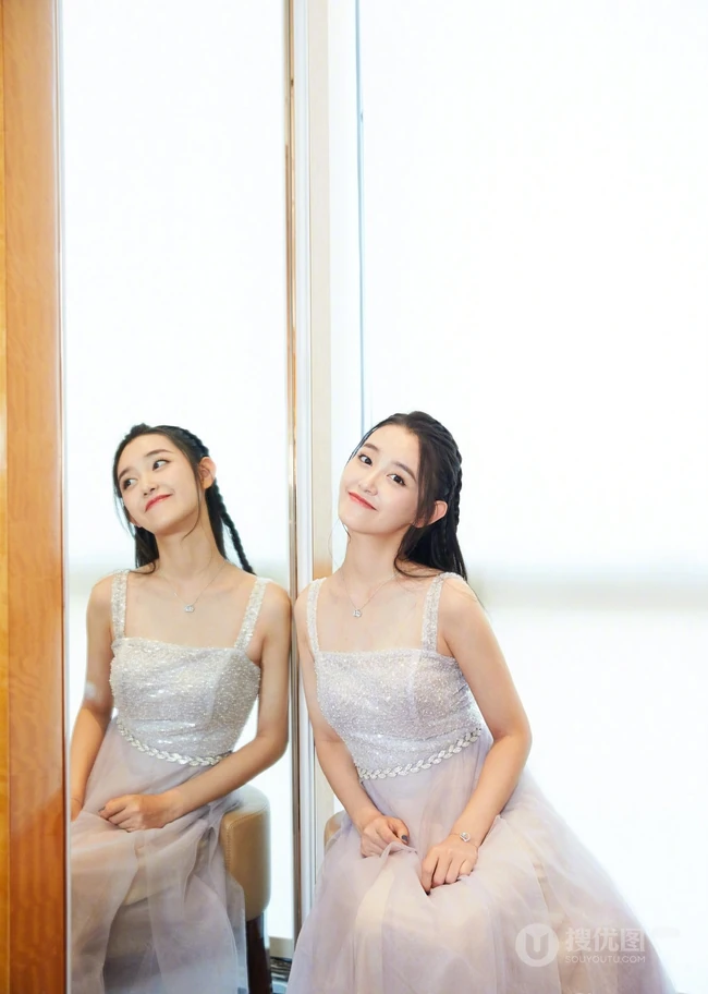 蒋依依肩带白色连衣裙室内写真，笑容甜美姿势优雅
