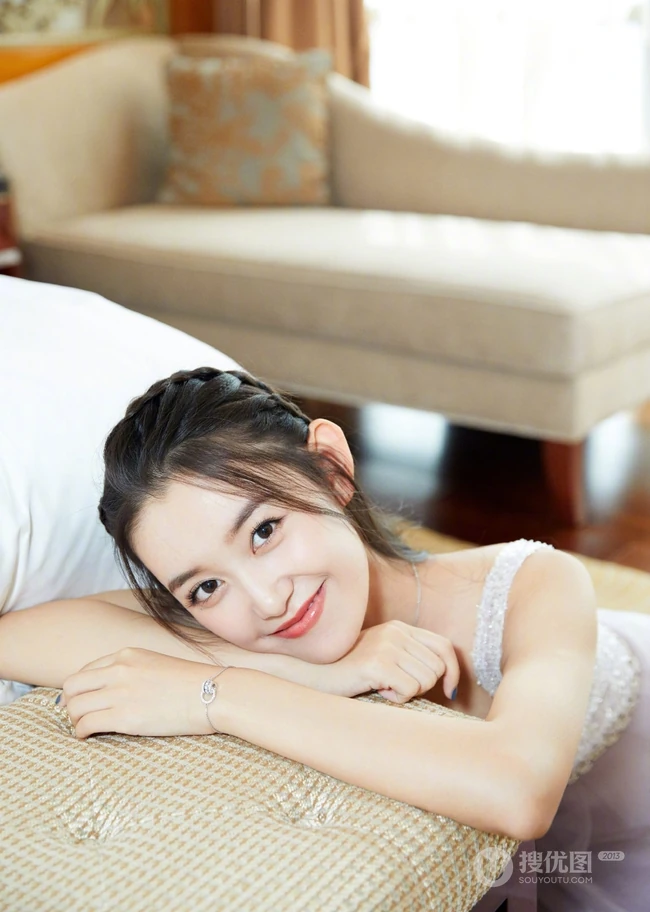 蒋依依肩带白色连衣裙室内写真，笑容甜美姿势优雅