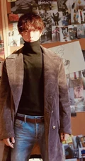 王一博逆光LOMO色复古时尚秋装写真，发型微卷帅气十足