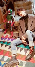 王一博逆光LOMO色复古时尚秋装写真，发型微卷帅气十足