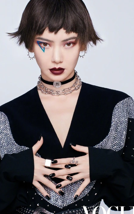 戚薇造型各异彩妆杂志写真大片