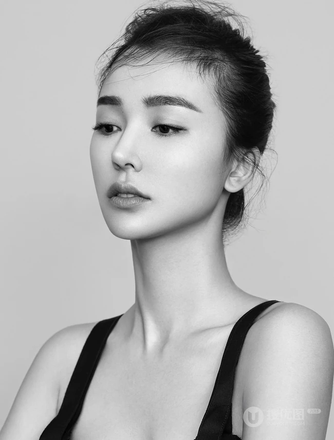 姚星彤肩带连体家居服黑白写真照片，隔着屏幕也能感觉到的气质