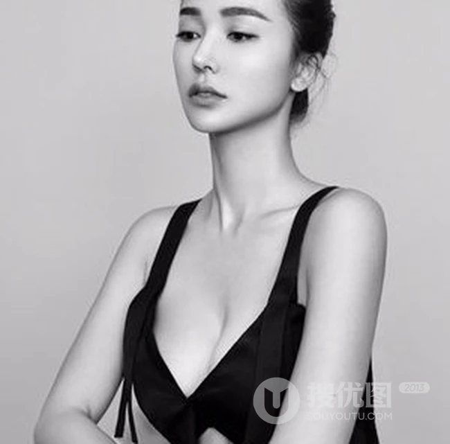 姚星彤肩带连体家居服黑白写真照片，隔着屏幕也能感觉到的气质