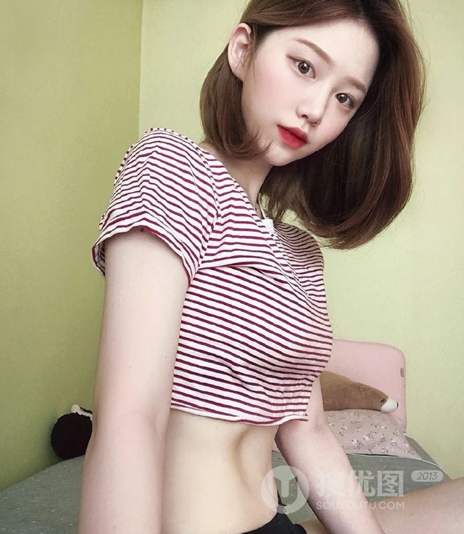 气质中短发纤细线条女生生活照片，蜂腰吗？这是什么身材