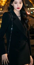 欧阳娜娜巴黎夜晚埃菲尔塔下拍气质优雅气质美照