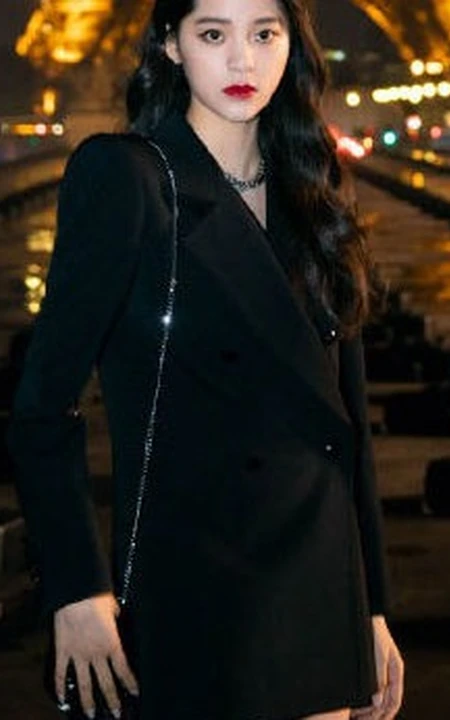欧阳娜娜巴黎夜晚埃菲尔塔下拍气质优雅气质美照