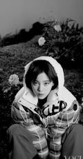 欧阳娜娜化身花叶里的精灵，用自己的方式不断保持着"新鲜"