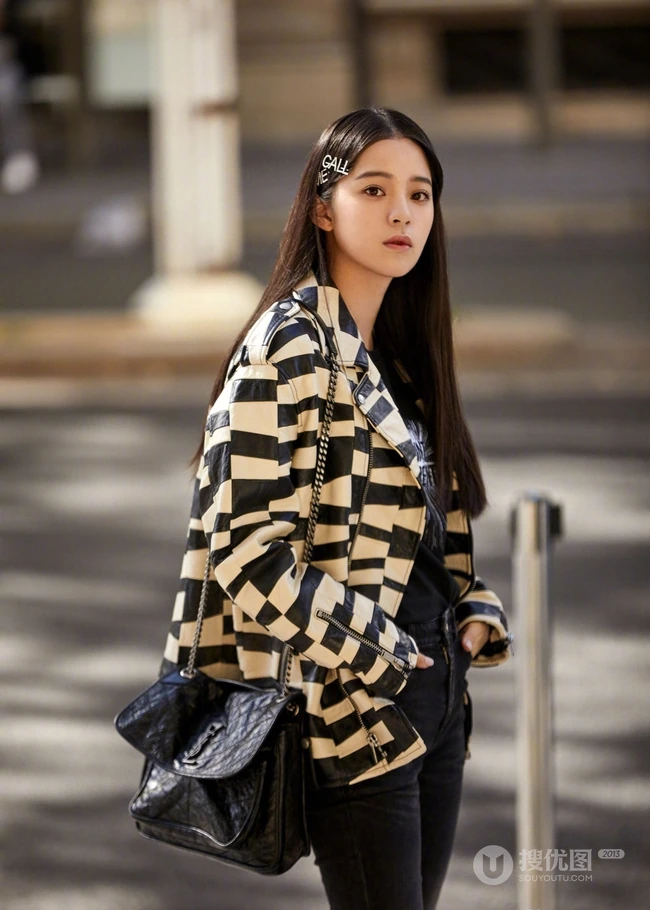 欧阳娜娜微博晒巴黎街头街拍美照，并配文&ldquo;你好时装周&rdquo;