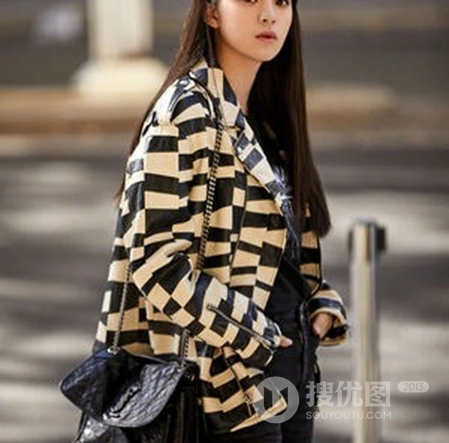 欧阳娜娜微博晒巴黎街头街拍美照，并配文&ldquo;你好时装周&rdquo;