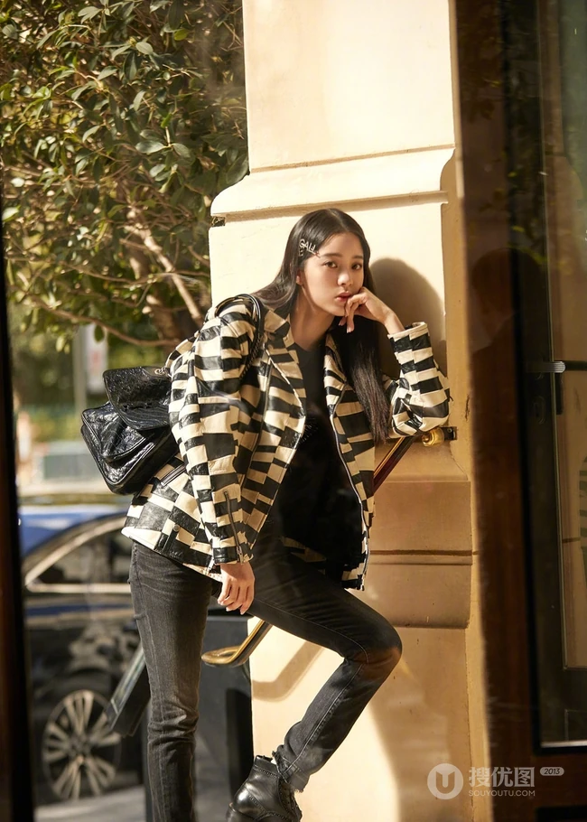 欧阳娜娜微博晒巴黎街头街拍美照，并配文&ldquo;你好时装周&rdquo;