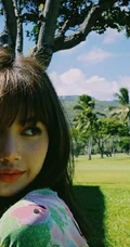 泰国籍女歌手Lisa夏威夷椰树林旅拍风情写真图片